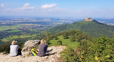 Wandern auf dem Albsteig mit Blick zur Burg Hohenzollern