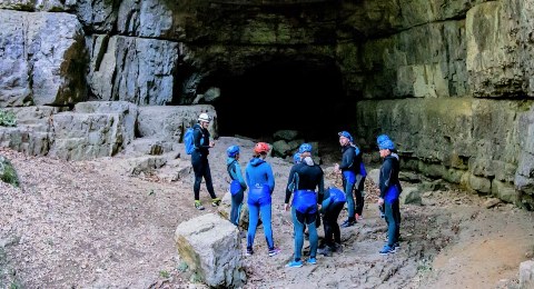 Höhlentour im Eingangsportal zur Falkensteiner Höhle
